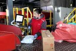 T早报｜刘强东称京东不会开除机器替代的一线员工；小米加入大模型价格战；神舟二十一号航天员近日将返回地球